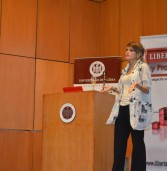 Gloria Alvarez en UCEMA: «La nafta que alimenta al populismo es la corrupción y la división de la ciudadanía»